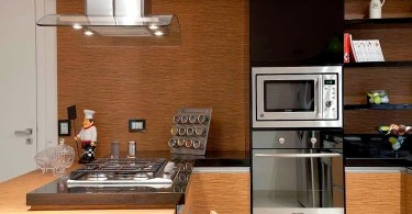 cozinha com coifa, forno, cooktop e lava louças