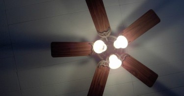 ventilador de teto com luz acesa