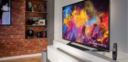 TV 4k em uma sala de estar com imagens coloridas na tela