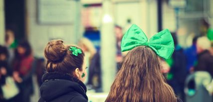 Amigas vestidas para o Saint Patrick's Day