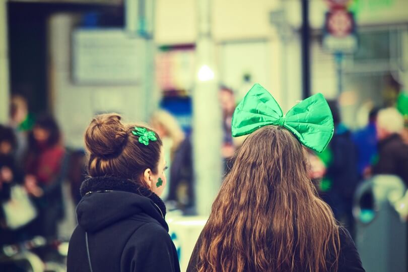 Amigas vestidas para o Saint Patrick's Day