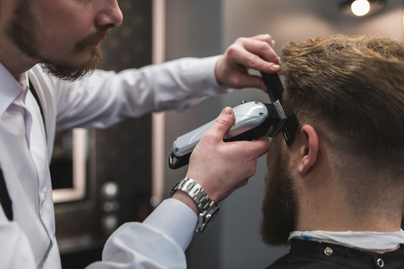 Homem cortando o cabelo no barbeiro