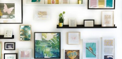 Parede com quadros decorativos de diferentes tamanhos e temáticas