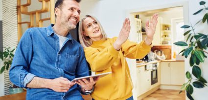 homem e mulher olhando para um ambiente conversando gesticulando